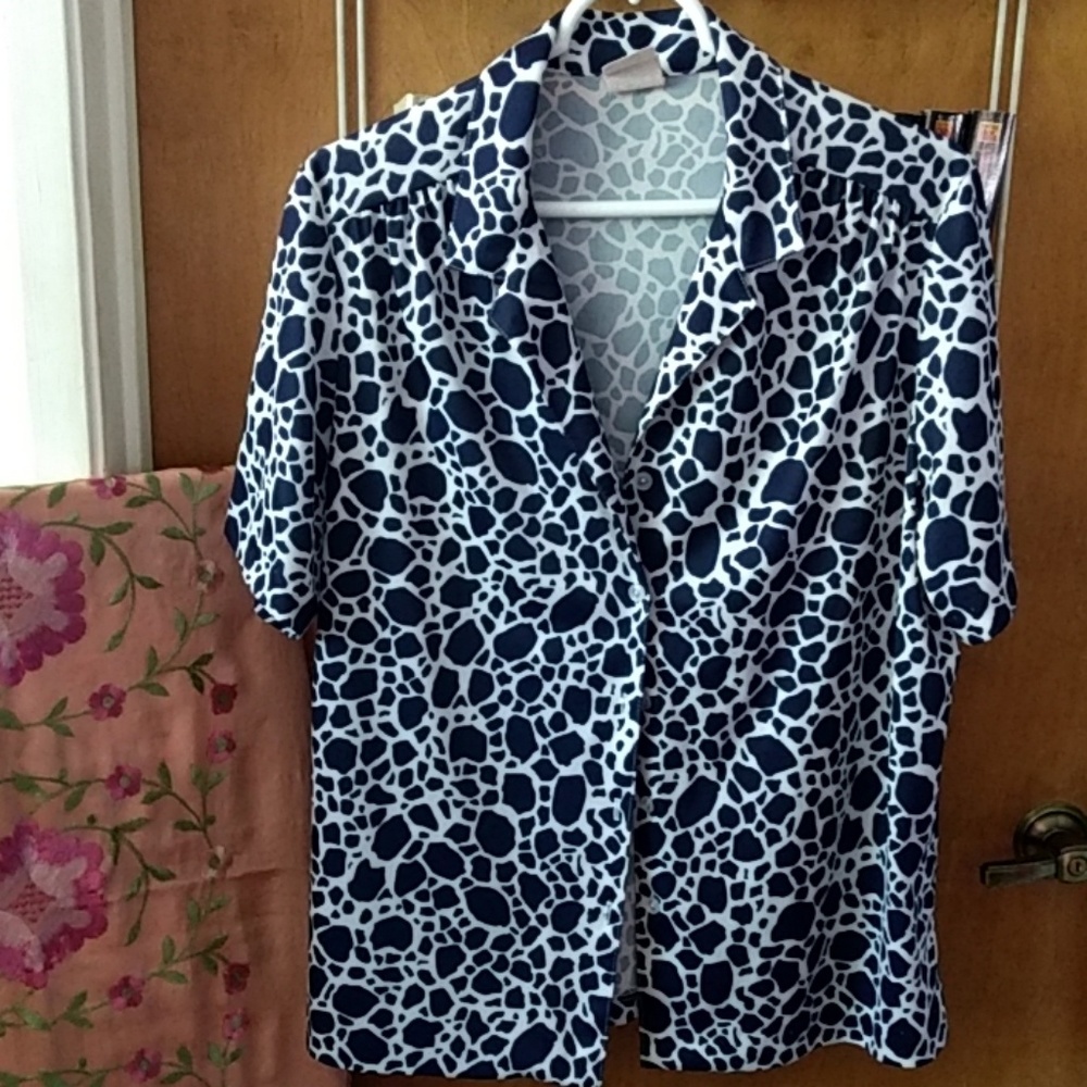 Dark blue/white giraffe print ss women's button up